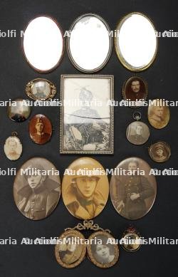 Broches et miroirs ornes de portraits de soldats. Brooches and mirrors featuring soldiers’ portraits.