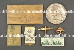 Medailles et souvenirs de meetings aeriens d Albert Ier et de Leopold III. Medals and memorabilia from aviation meetings associated with Albert I and Leopold III.