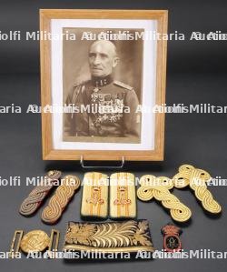 Lot d epaulettes et de boucle d officiers. Group of officers  epaulettes and belt buckle.