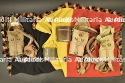 Drapeau national, gamelles et masques a gaz. National flag, mess tins and gas masks.