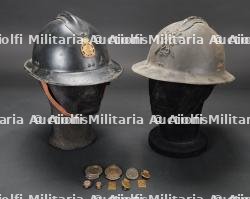 Lot de casques et d’insignes de la Defense passive. Lot of civil defence helmets and insignia.