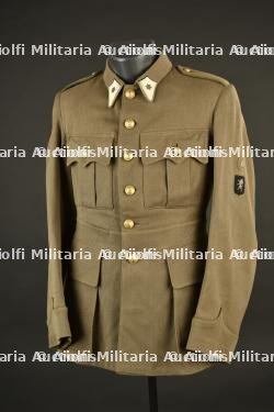 Veste de sous-lieutenant du 2e Lanciers. Second lieutenant’s tunic of the 2nd Lancers.