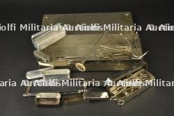 Boîte medicale en acier inoxydable avec instruments. Stainless-steel medical box with instruments.
