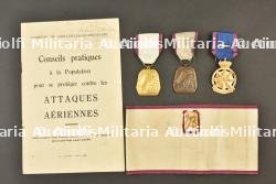 Defense passive, 1939–1945, medailles, brassard et guide. Civil Defence, 1939–1945, medals, armband and guide.