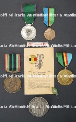 Medailles du Front de l’independance et du groupe M.I.A. Medals of the Independence Front and the M.I.A. group.