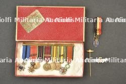 Barrette de medailles miniatures belges de 1939 a 1945 d’un aviateur. Belgian airman’s miniature medal bar, 1939–1945.