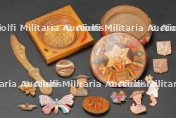 Broches et objets en bois de la Liberation. Liberation-themed wooden brooches and objects.