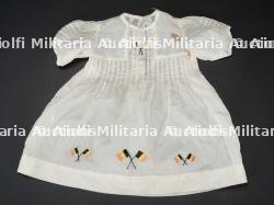 Robe d’enfant confectionnee dans une toile de parachute pour la Liberation. Child’s dress made from parachute fabric for the Liberation.
