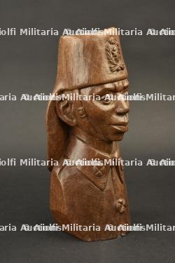 Statue d’un soldat askari signee Futi Daniel. Statue of an askari soldier signed Futi Daniel.
