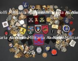 Plus de 180 insignes et objets-souvenirs belges des annees 1920 a nos jours. Over 180 Belgian badges and memorabilia from the 1920s to the present day.