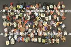 Lot de 120 insignes militaires belges. Collection of 120 Belgian military badges.