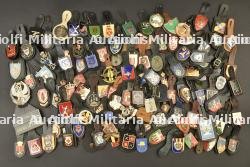 Lot de 120 insignes militaires belges. Collection of 120 Belgian military badges.