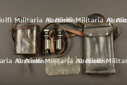 Ensemble d'objets d'officier d'artillerie, jumelles, porte carte, plaque de bureau et chiffres métalliques. — photo 1