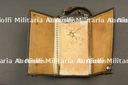Ensemble d'objets d'officier d'artillerie, jumelles, porte carte, plaque de bureau et chiffres métalliques. — miniature 2