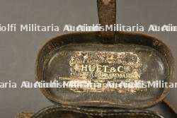 Ensemble d'objets d'officier d'artillerie, jumelles, porte carte, plaque de bureau et chiffres métalliques. — photo 4