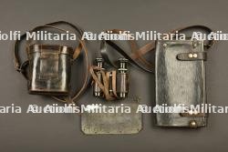 Ensemble d'objets d'officier d'artillerie, jumelles, porte carte, plaque de bureau et chiffres métalliques. — photo 5
