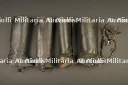 Lot de deux paires de housseaux de cavalerie francais, une sacoche et une paire d'éperons