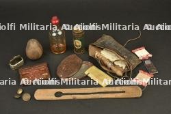Lot de petits objets du quotidien du poilu, couture et hygiène