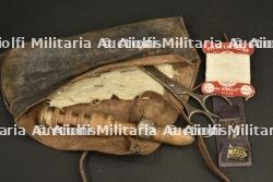 Lot de petits objets du quotidien du poilu, couture et hygiène — miniature 3
