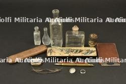 Lot d'objets du quotidien du poilu, hygiène, rasage et écriture. — photo 1