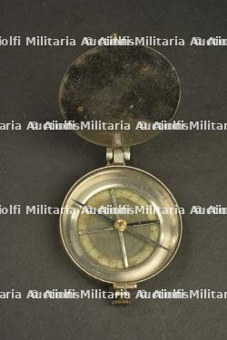 Ensemble d'objets d'officier, guides, jumelles, boussole et lampe — miniature 8