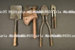 Lot d'outils individuels français de Poilu, pinces, hache et pelle