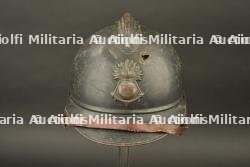 Casque Adrian modèle 1915 de l'infanterie coloniale nominatif avec impact de shrapnel