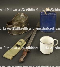 Lot d'équipement anglais baïonnette, gamelle, bidon et quart.