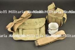 Lot d'équipements du soldat anglais, bidon, quart, musette et bretelles web
