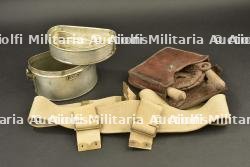 Lot d'équipements du soldat anglais, gamelle, ceinturon web et scie pliante canadienne