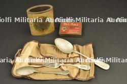 Lot de petits objets de soldat britannique ou canadien