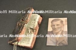 Bible avec impact ayant appartenu au Lieutenant W. Douglas Aird, Machine Gun Corps, 44th Battalion CEF tombé à Passchendaele — miniature 2
