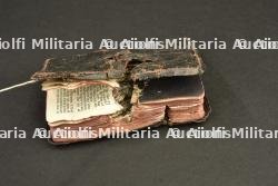 Bible avec impact ayant appartenu au Lieutenant W. Douglas Aird, Machine Gun Corps, 44th Battalion CEF tombé à Passchendaele — photo 4