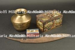 Lot composé d'un pot Kalash matriculé, une lame de Kukri et deux boîtes décorés à motifs de l'armée des Indes