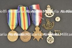 Lot d'insignes, médailles et boutons relatifs à l'infanterie légère de l'armée des Indes — miniature 2