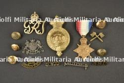 Lot de 13 insignes, médaille et boutons de l'armée des Indes