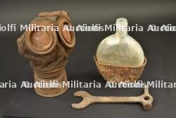 Masque anti gaz, clé MG08 et bidon avec quart métallique