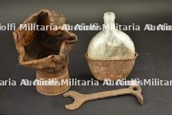 Masque anti gaz, clé MG08 et bidon avec quart métallique — miniature 2