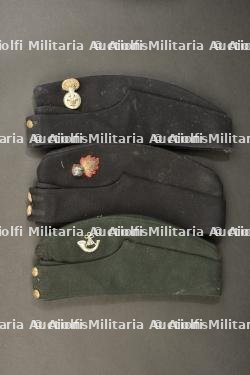 Lot de trois calots field service cap britanniques, Ox and Bucks, Royal Welsh Fusilier troupe et officier