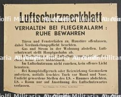 LOT DE DEUX TRÈS RARES AFFICHES EN LANGUE ALLEMANDE SUR LA PROTECTION ANTIAÉRIENNE DANS LA CAPITALE — miniature 3