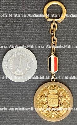 LOT D’UNE MÉDAILLE EN PORTE-CLÉ ET D’UN PORTE BONHEUR, SOUVENIRS DE PARIS OCCUPÉ
