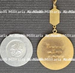 LOT D’UNE MÉDAILLE EN PORTE-CLÉ ET D’UN PORTE BONHEUR, SOUVENIRS DE PARIS OCCUPÉ — miniature 2