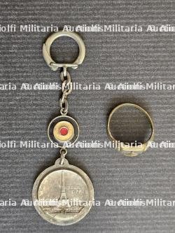 LOT D’UNE MÉDAILLE EN PORTE-CLÉ ET D'UNE BAGUE, SOUVENIRS DE PARIS OCCUPÉ — photo 1