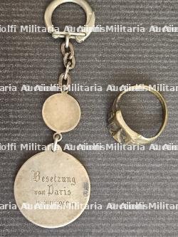 LOT D’UNE MÉDAILLE EN PORTE-CLÉ ET D'UNE BAGUE, SOUVENIRS DE PARIS OCCUPÉ — photo 2