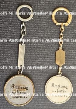 LOT DE DEUX MÉDAILLES SOUVENIRS EN PORTE-CLÉ DE LA PRISE DE PARIS PAR LES TROUPES ALLEMANDES — miniature 2