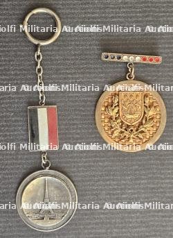 LOT DE DEUX MÉDAILLES SOUVENIRS EN PORTE-CLÉ ET EN BROCHE DE LA PRISE DE PARIS PAR LES TROUPES ALLEMANDES.