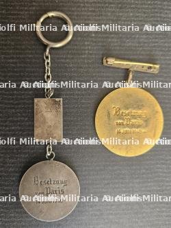 LOT DE DEUX MÉDAILLES SOUVENIRS EN PORTE-CLÉ ET EN BROCHE DE LA PRISE DE PARIS PAR LES TROUPES ALLEMANDES. — photo 2