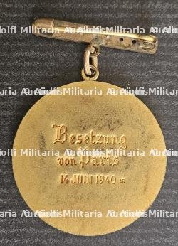 LOT DE DEUX MÉDAILLES SOUVENIRS EN PORTE-CLÉ ET EN BROCHE DE LA PRISE DE PARIS PAR LES TROUPES ALLEMANDES. — miniature 3