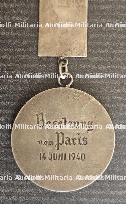 LOT DE DEUX MÉDAILLES SOUVENIRS EN PORTE-CLÉ ET EN BROCHE DE LA PRISE DE PARIS PAR LES TROUPES ALLEMANDES. — photo 4