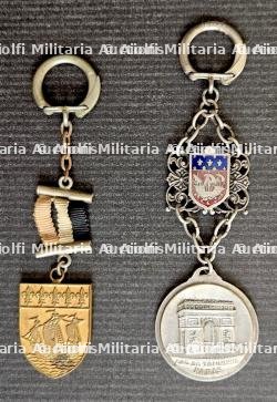 LOT DE DEUX MÉDAILLES SOUVENIRS EN PORTE-CLÉ DE LA PRISE DE PARIS PAR LES TROUPES ALLEMANDES.